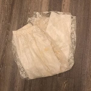 ❄️ 3/$20 ❄️ Cream Lace Vintage Skirt!